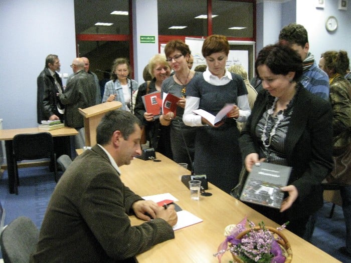 Sala konferencyjna w UM , goście zgromadzeni na promocję książki „Diabeł na Mazurach w bajkach i podaniach” Emilii Sukertowej-Biedrawiny.
