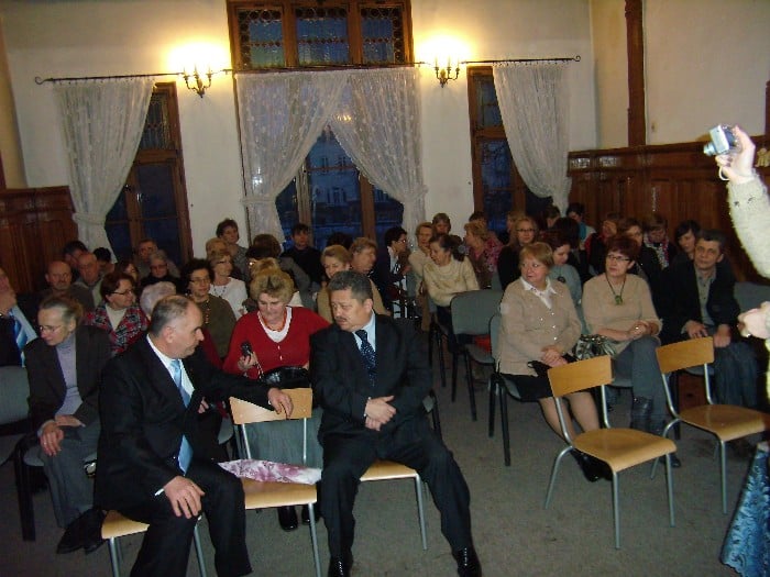 Na krzesełkach goście zgromadzeni na spotkanie autorskie z Krzysztofem Tabaczką.