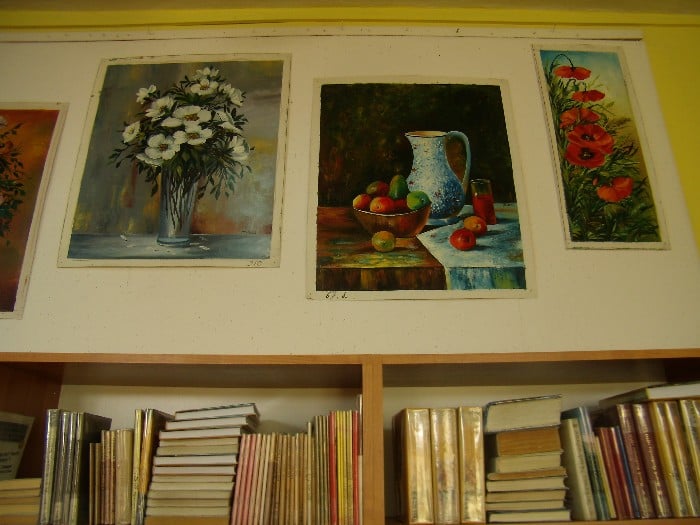 Nad regałem z książkami wiszą trzy obrazy Lucyny i Jana Mielke.