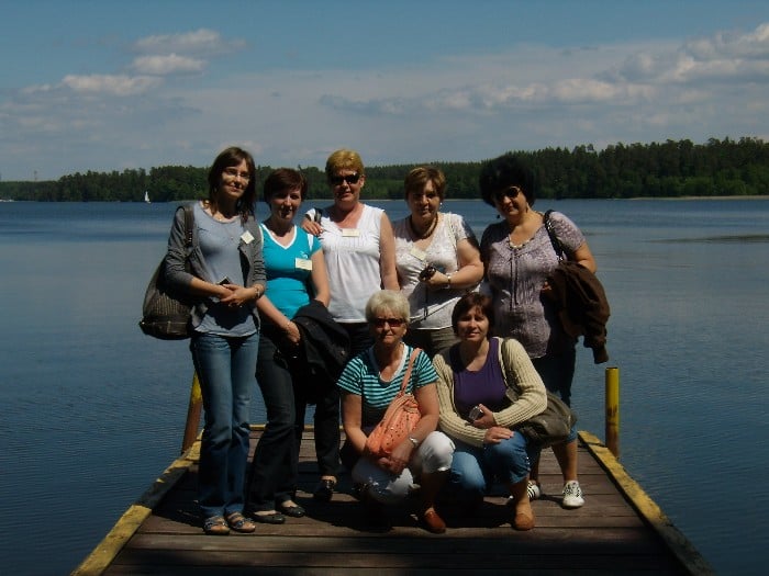 Na pomoście grupa bibliotekrzy w tle jezioro.