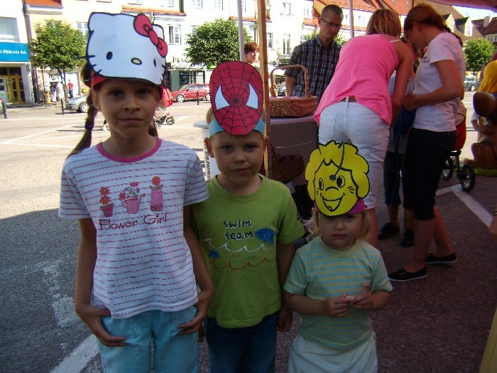 Troje dzieci w bajkowych opaskach na głowie.