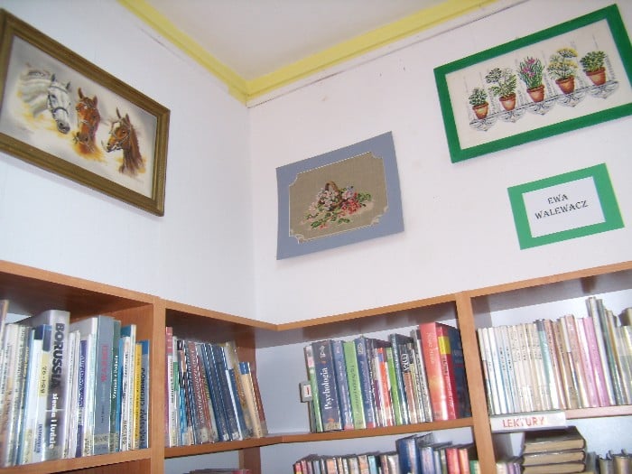Na ścianie wisi wystawa prac wyhaftowanych przez Ewe Walewacz.