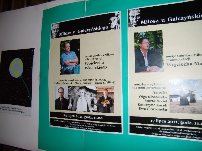 Na ścianie wystawa plakatów ''Miłosz u Gałczyńskiego''  z imprez organizowanych w Muzeum K.I. Gałczyńskiego w Leśniczówce Pranie w sezonie kulturalnym 2011. 