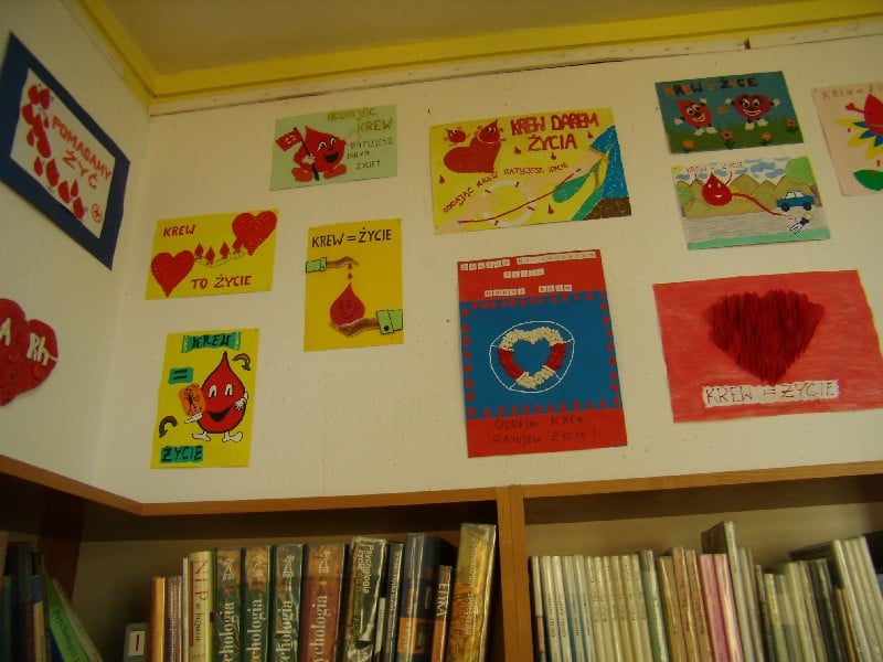 Na ścianie w bibliotece wisi wystawa prac plastycznych ''Krew-Życie''.
