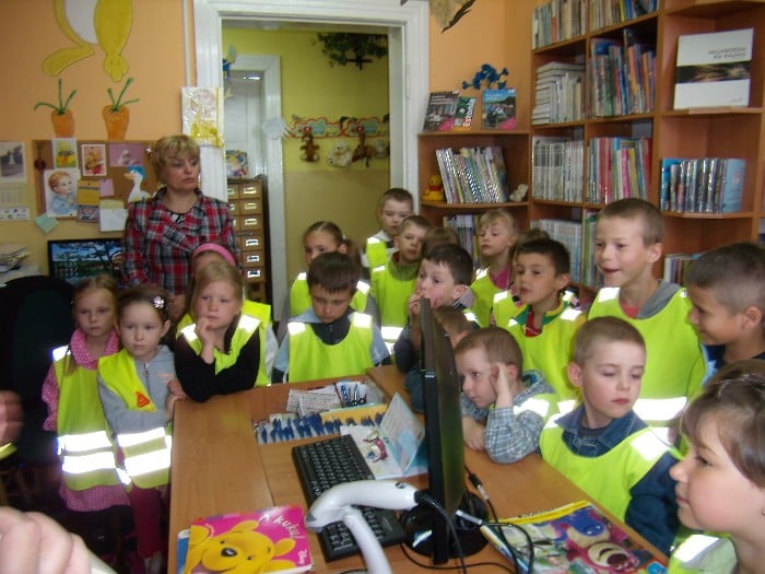Wnętrze biblioteki, grupa  5-latków z Przedszkola nr 4 w Działdowie na lekcji bibliotecznej.