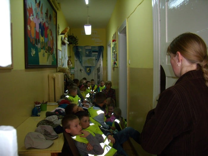 Wnętrze biblioteki, grupa  5-latków z Przedszkola nr 4 w Działdowie na lekcji bibliotecznej.