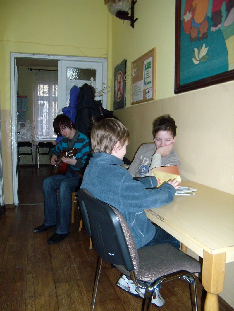 Grupa dzieci podczas ferii na zajęciach w bibliotece. 