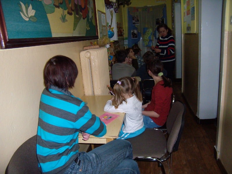 Grupa dzieci podczas ferii na zajęciach w bibliotece. 