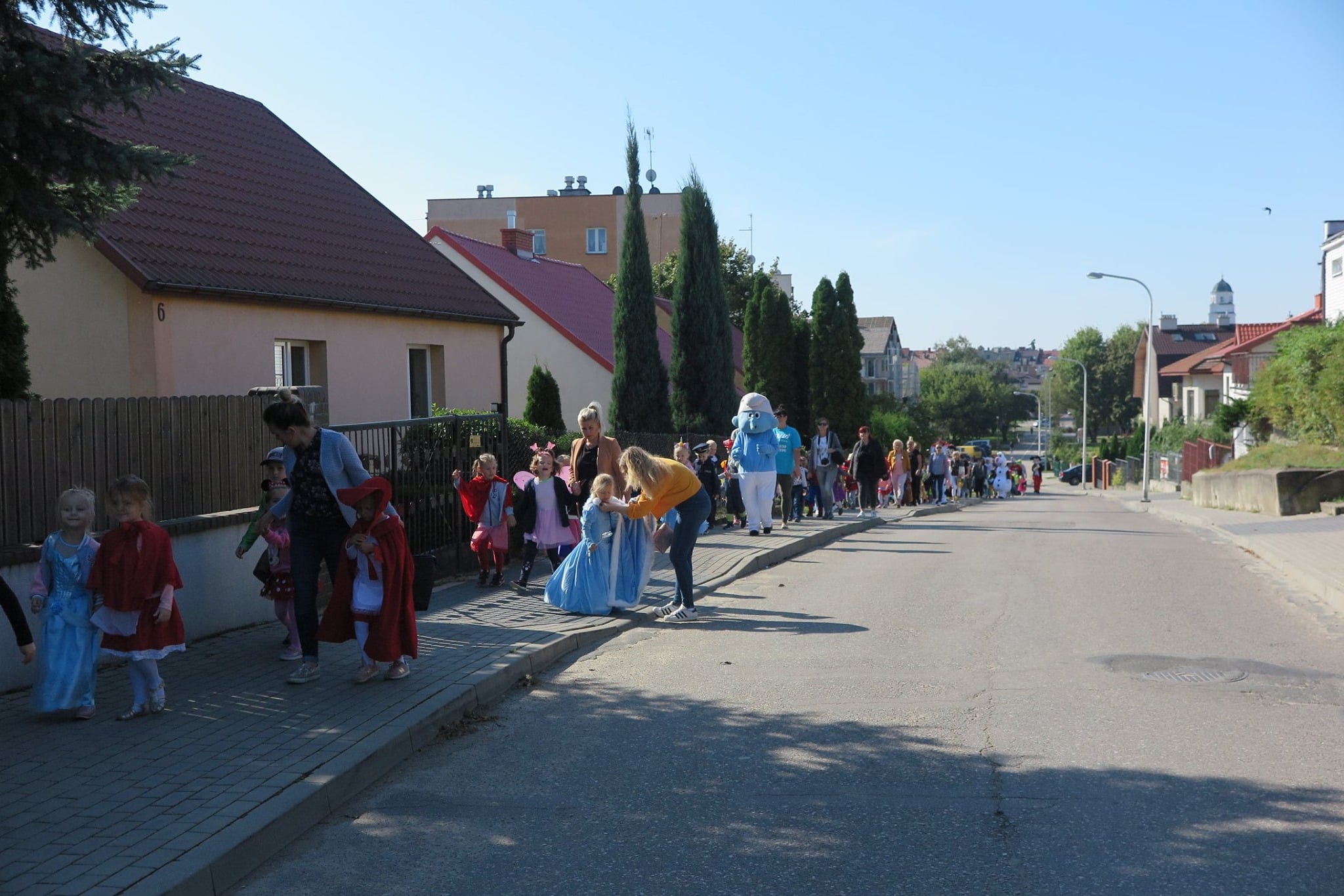 Grupa dzieci z przedszkoli z Działdowa maszeruje do MBP na ''Paradę Postaci Bajkowych''.