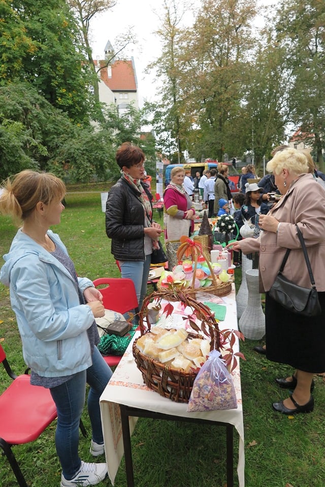 W parku na stoliku różne wyroby dla gości z okazji pomarańczowej niedzieli cittaslow.