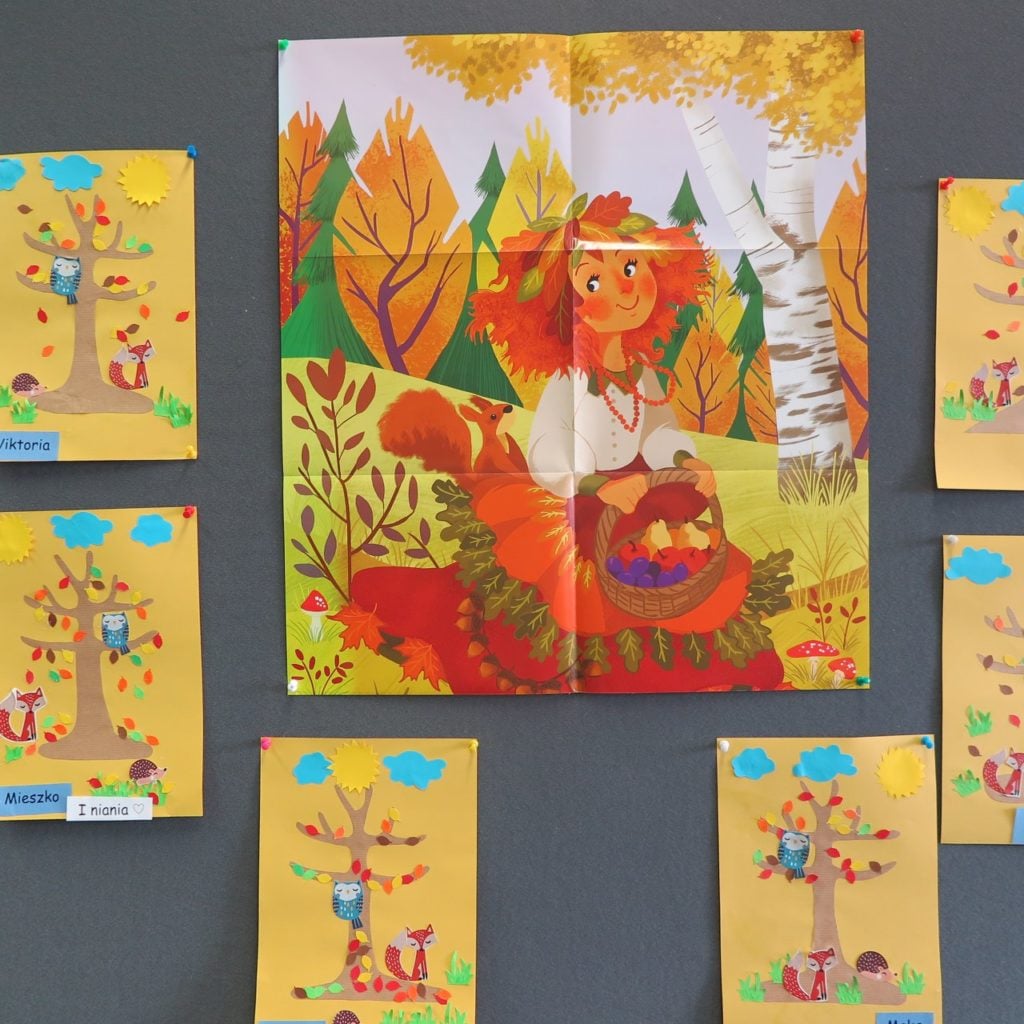 Na banerze wiszą prace plastyczne o tematyce jesieni dzieci z przygotowanych wcześniej elementów.