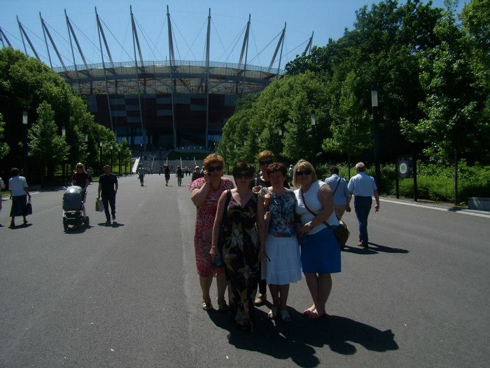 Grupa bibliotekarzy z powiatu Działdowskiego przed stadionem narodowym.