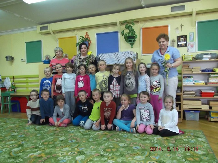 Grupa dzieci z nauczycielkami i bibliotekarką po zajęciach jubilerskich.