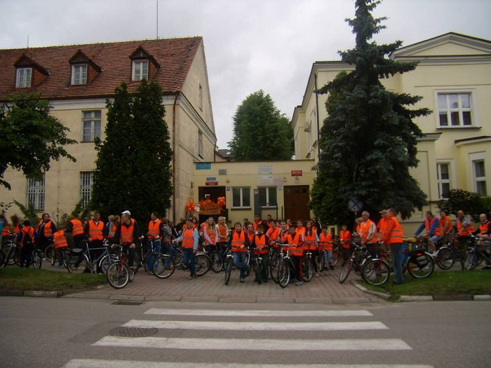 Przed MBP grupa uczestników rajdu rowerowego  "Odjazdowy Bibliotekarz".