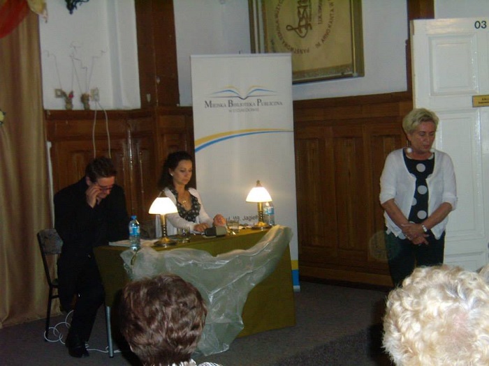 Przy stoliku siedzą aktorzy z Teatru Stefana Jaracza z Olsztyna  Katarzyna Kropidłowska i Artur Steranko obok opiekun cyklu Elżbieta Lenkiewicz.
