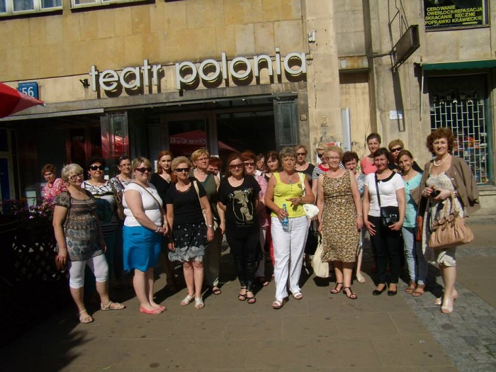 Grupa bibliotekarzy z powiatu Działdowskiego przed teatrem polonia w Warszawie.
