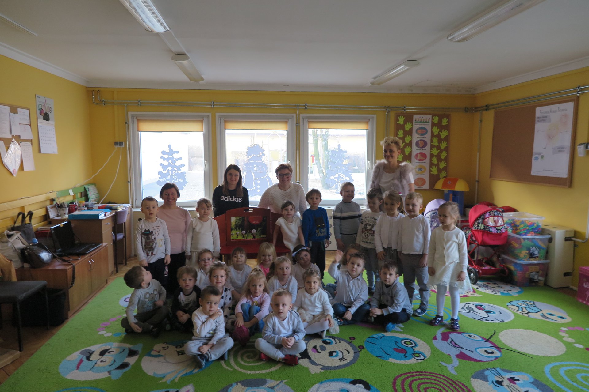 Przedszkole nr 4 w Działdowie. Bibliotekarka Ania Wiśniewska, dzieci oraz ich opiekunki.  