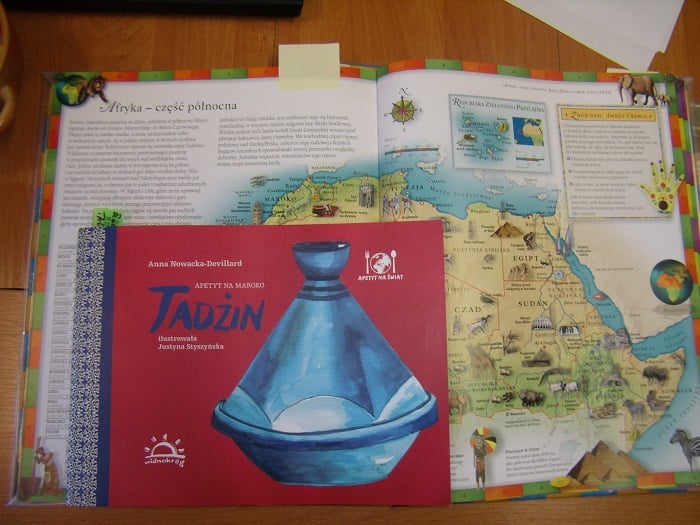 Książka z mapą północnej Afryki.