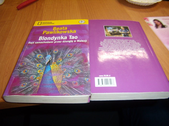Na stoliku leży książka pt. ,,Blondynka Tao'' Beaty Pawlikowskiej.