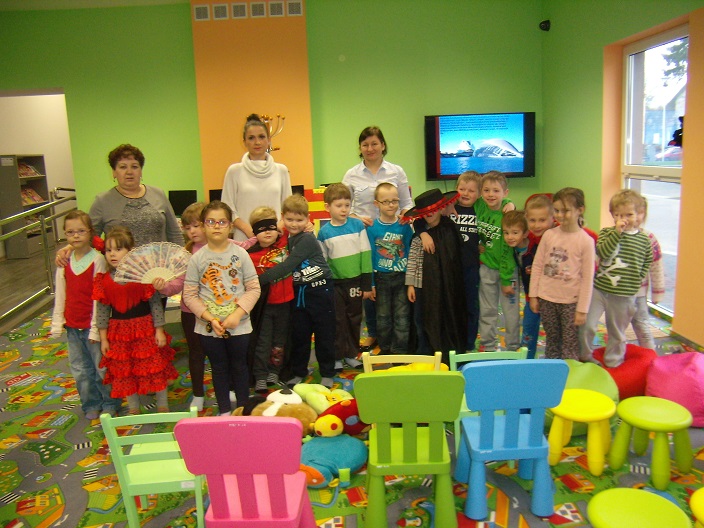 Grupa dzieci z opiekunkami i bibliotekarką Anią po lekcji o kulturze Hiszpanii.