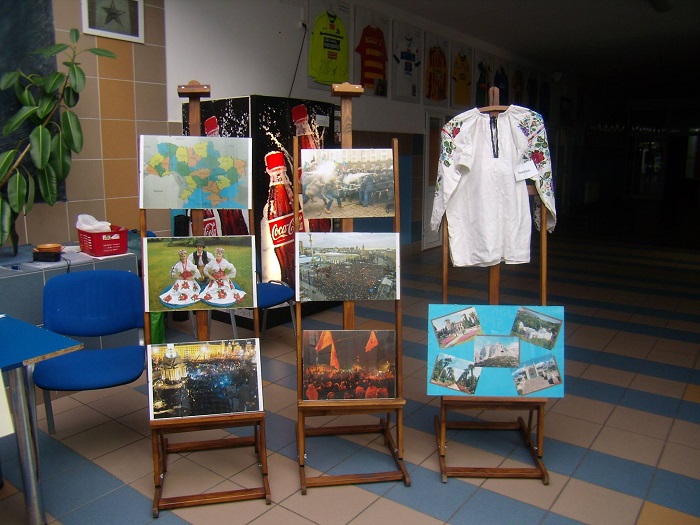 Wystawa zdjęć kultury Ukraińskiej na sztalugach w bibliotece w Szczytnie.
