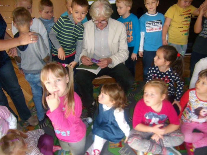 Grupa dzieci w przedszkolu nr 1 podczas warsztatów bajkowych z Markiem Samselskim. 