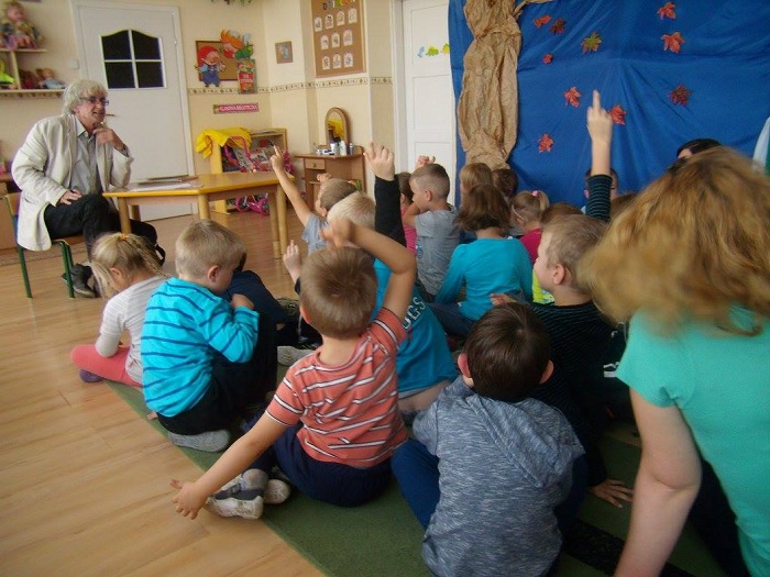 Grupa dzieci w przedszkolu nr 1 podczas warsztatów bajkowych z Markiem Samselskim. 