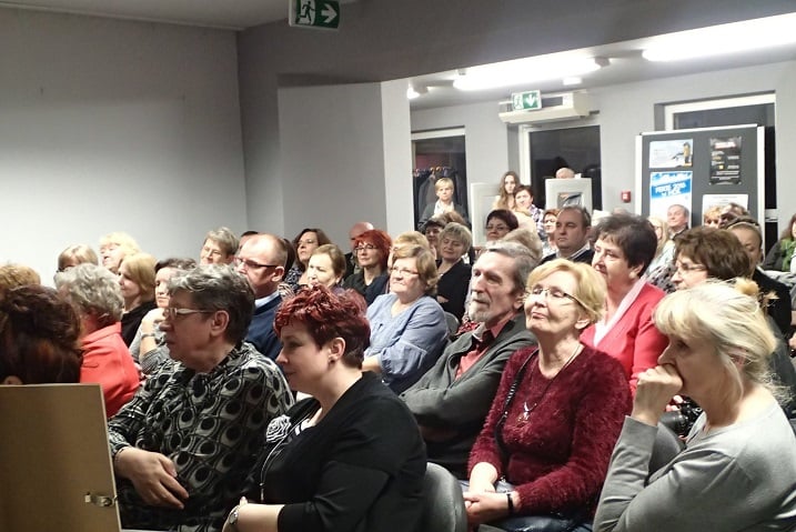 Publiczność zgromadzona na spotkanie z autorką książki "Moja Młyńska", Elżbietą Zakrzewską. 