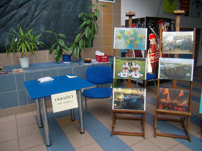 Wystawa zdjęć kultury Ukraińskiej na sztalugach w bibliotece w Szczytnie.
