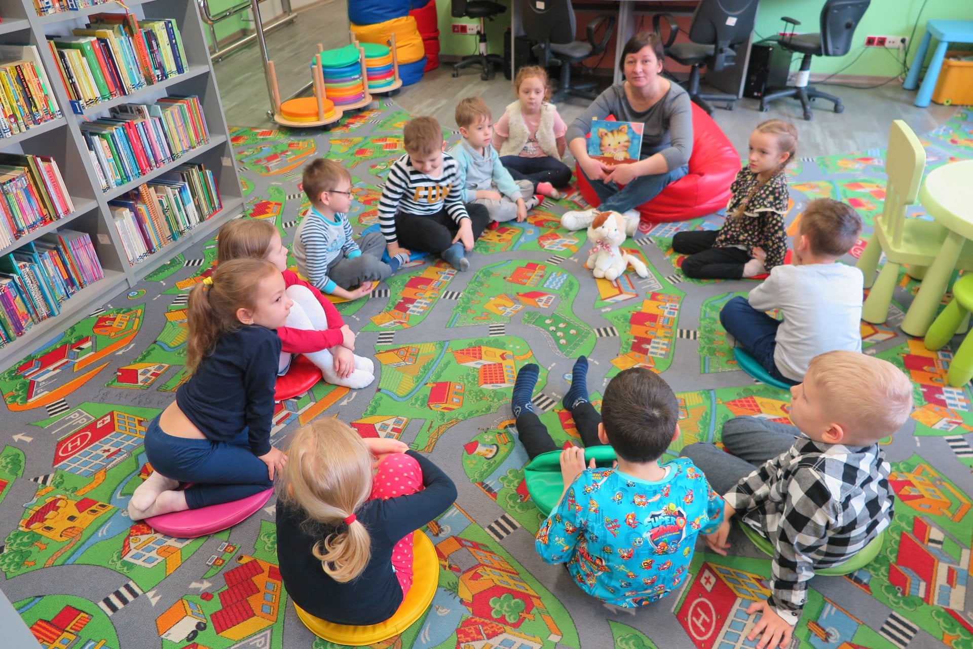 Wnętrze biblioteki (Klub Malucha) bibliotekarka Ania Wiśniewska prowadzi zajęcia dla dzieci.  W kole przedszkolaki z przedszkola nr 4 w Działdowie. 