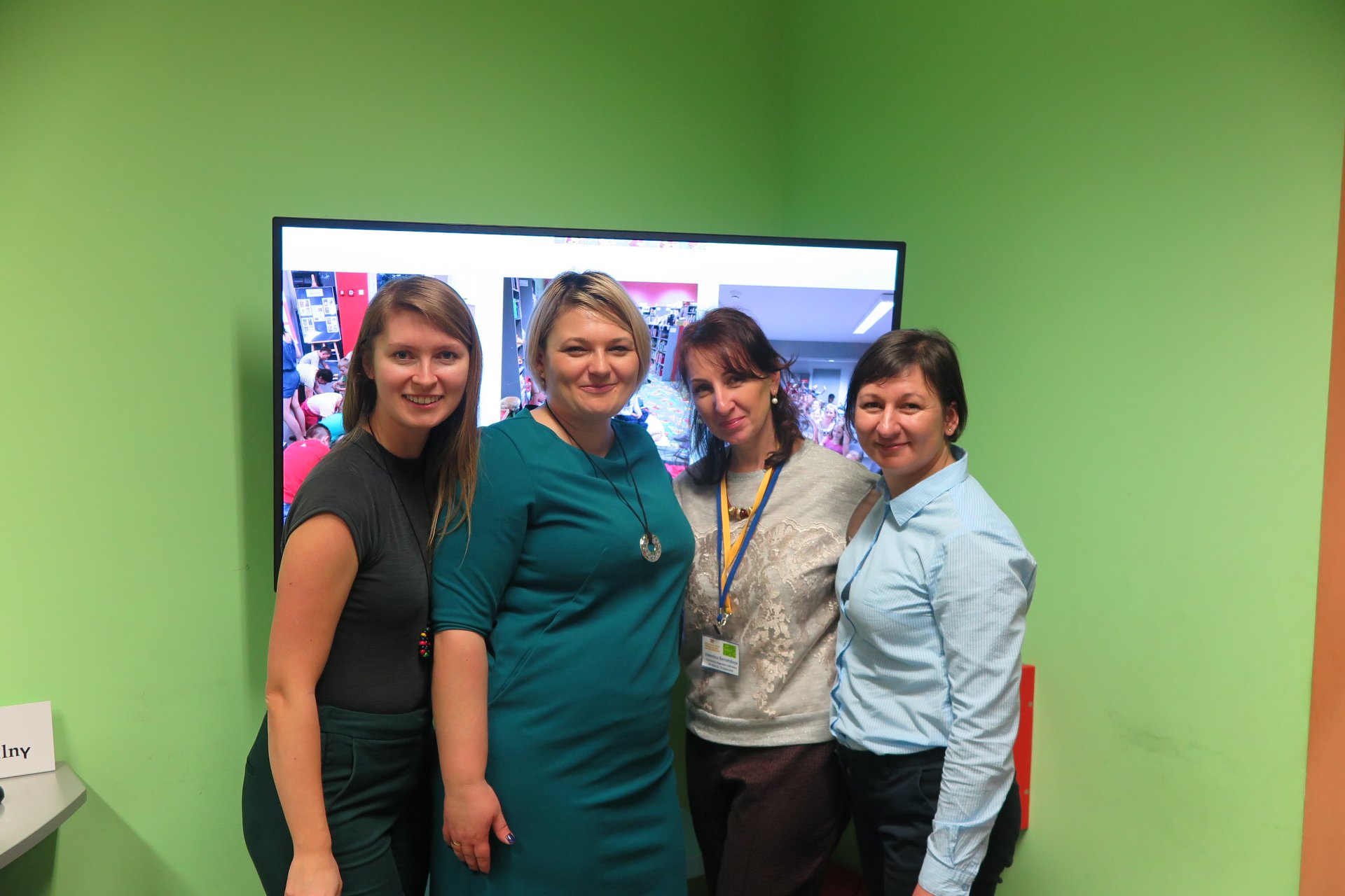 Przy monitorze bibliotekarki Aleksandra Cybulska, Dorota Kusik, Ania Wiśniewska oraz gość Valentina Bernatska z Ukrainy.
