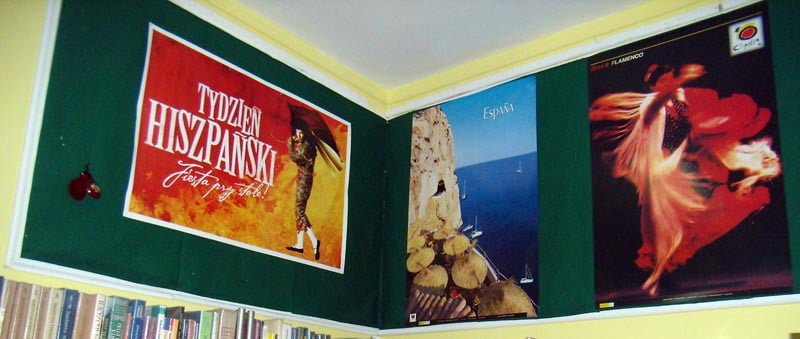 Trzy plakaty na ścianie o tematyce Hiszpanii