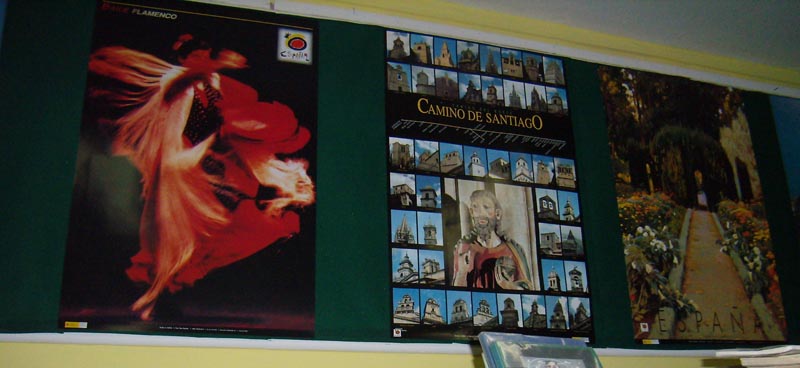 Trzy plakaty na ścianie o tematyce Hiszpanii.