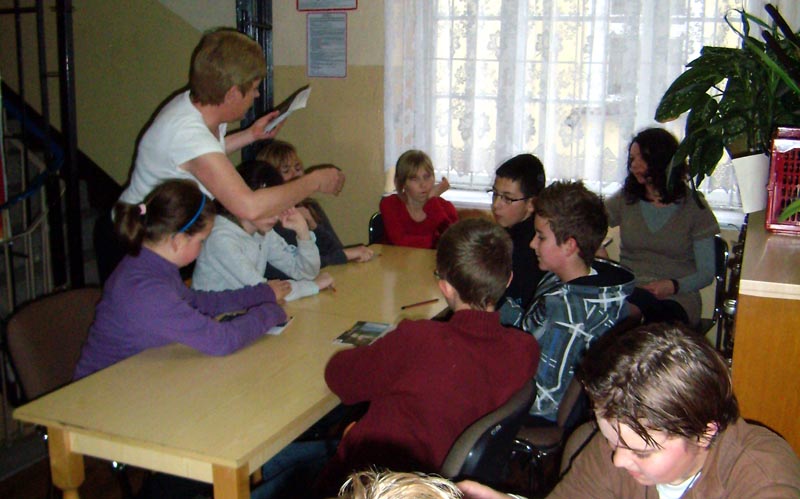 Przy stoliku siedzą dzieci zajęcia prowadzi Marzena Pawłowska.