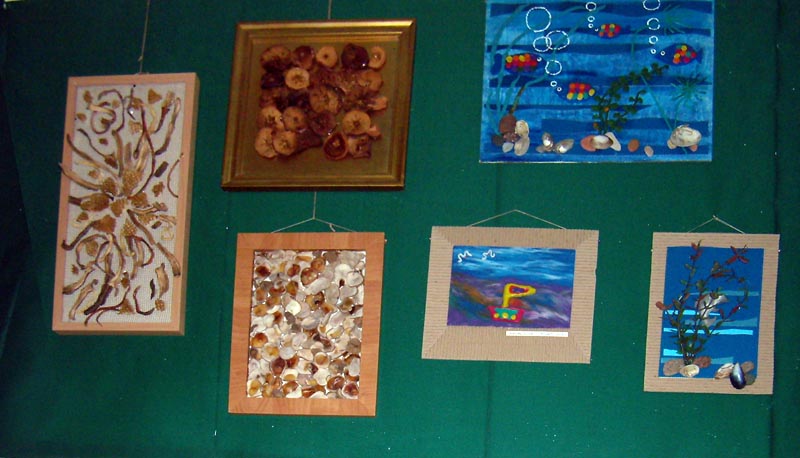 Na ścianie wisi sześć prac plastycznych wykonanych przez DPS z Uzdowa.