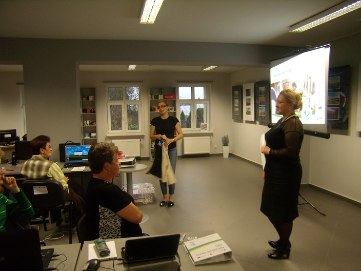 Prowadząca i dyrektor MBP Justyna Lytvyn oraz uczestnicy kursu komputerowego.