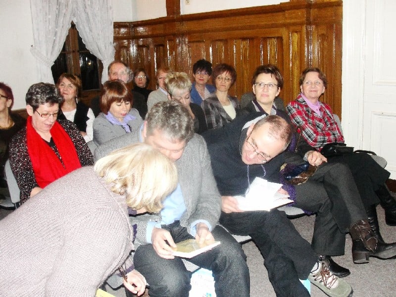 Wnętrze Szkoły Muzycznej na krzesełkach siedzą goście zgromadzeni na wręczenie nagród w IV Ogólnopolskim Konkursie Poetyckim.