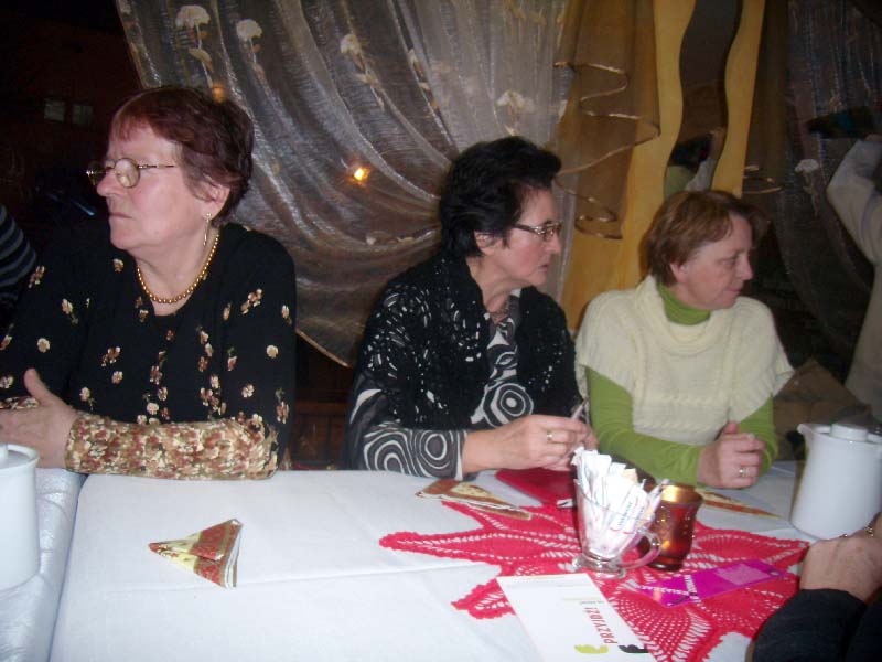 Wnętrze restauracji, przy stoliku siedzą członkowie DKK UTW.
