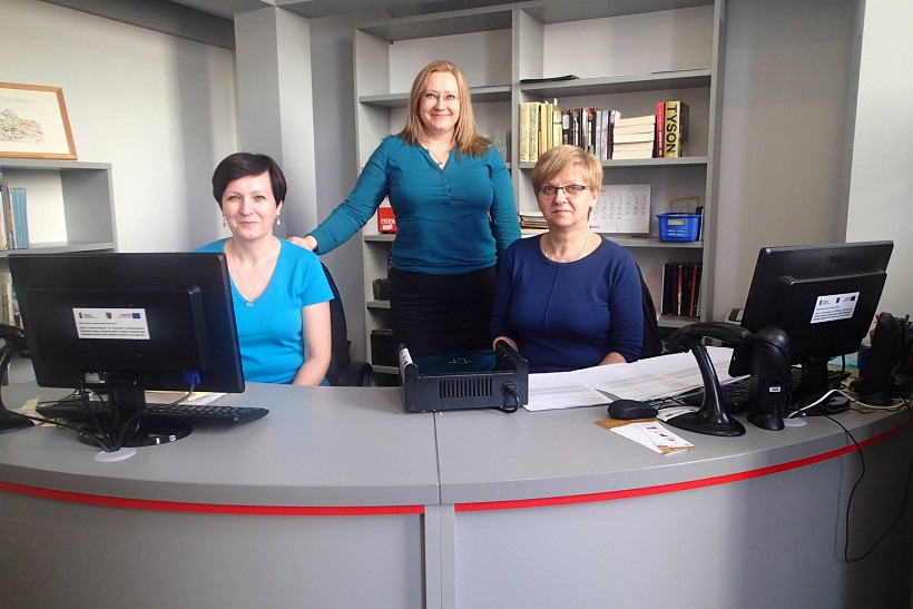 W oddziale dla dorosłych przy komputerach stoi dyrektor MBP Justyna Lytvyn i dwie bibliotekarki Mariola Wilkowska oraz Elżbieta Wojcieszek.
