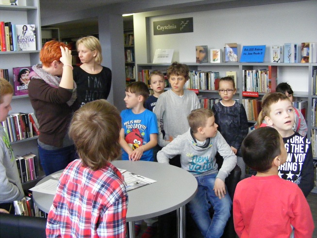 Grupa dzieci zwiedza oddział dla dorosłych. 