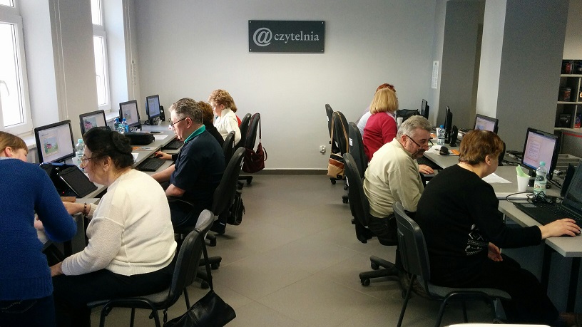 10 uczestników siedzi przy stanowiskach z komputerami, wszyscy biorą udział w 7 edycji kursu z podstawowej obsługi komputera.