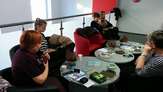 Na fotelach siedzą członkinie DKK GIM NR 2 oraz pani Ewa Sotomska wspólnie omawiają książkę Johna Boyne: "Chłopiec w pasiastej piżamie".