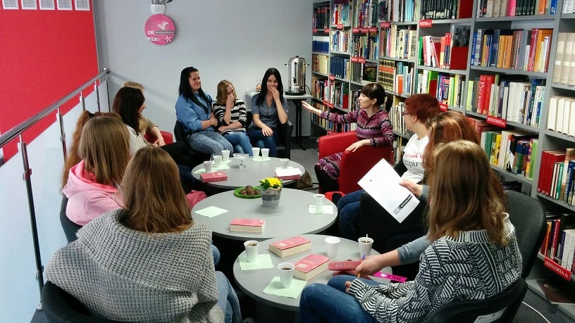 Na fotelach siedzą członkinie DKK ZS Malinowo wspólnie omawiają książkę Jill Mansel: "Nie traćmy ani chwili". 