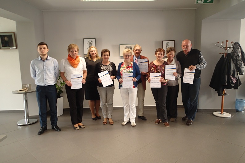 Uczestnicy z certyfikatami ukończenia kursu komputerowego oraz prowadzący i dyrektor MBP Justyna Lytvyn. 