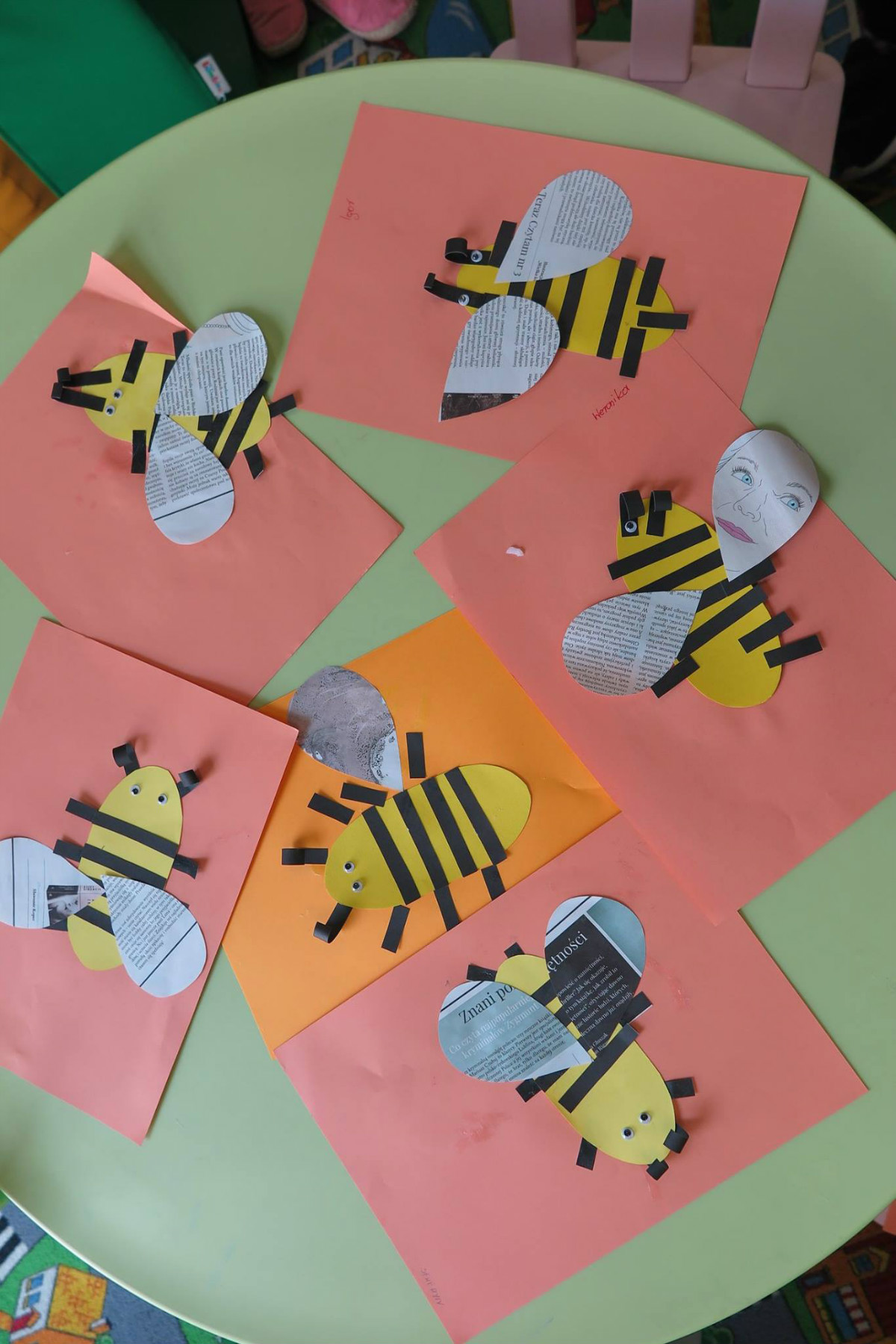 Na zielonym stoliku 6 pszczółek prac plastycznych dzieci z Przedszkola ''Krasnoludek''.