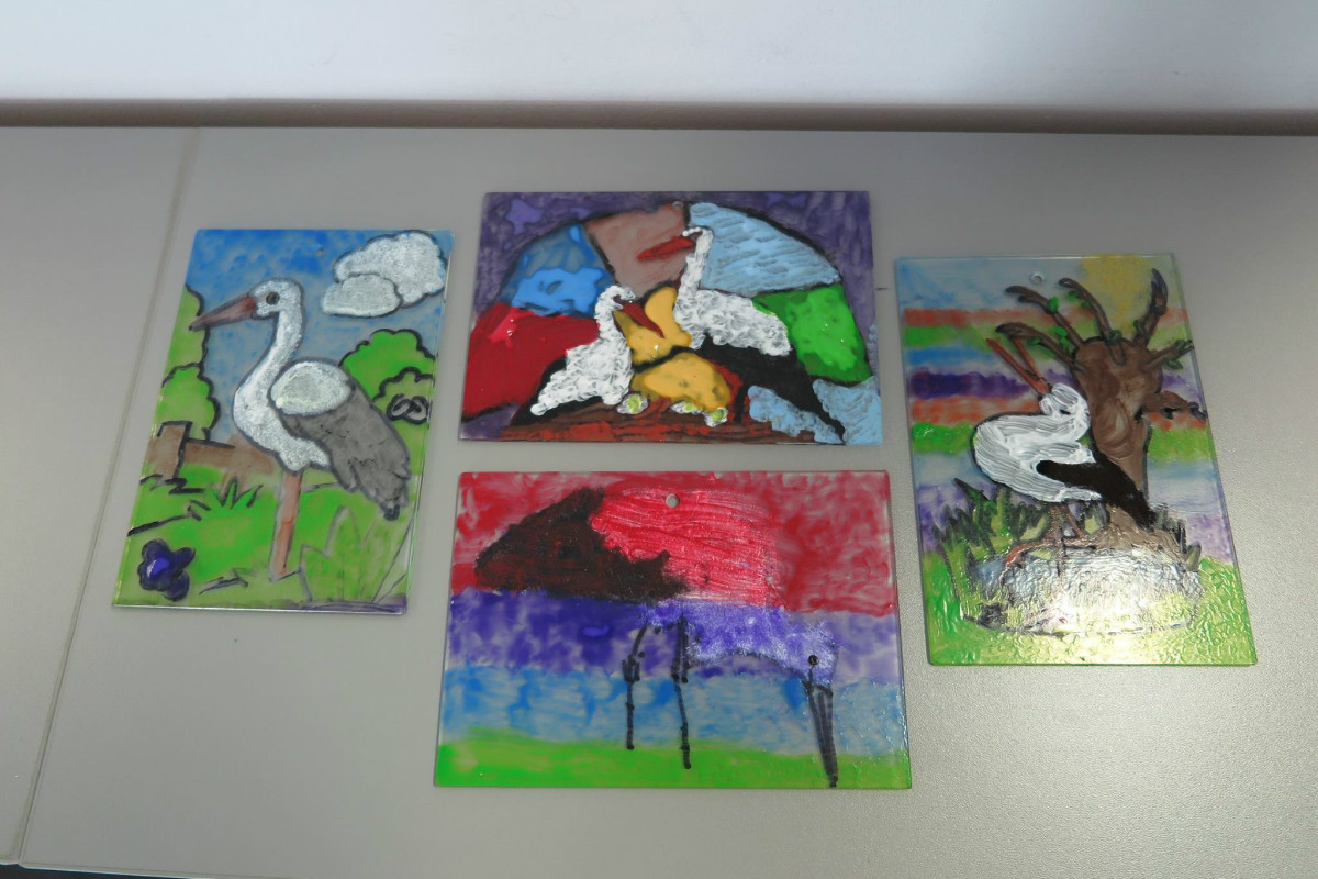 Cztery plastyczne prace malowane na szkle przez dzieci z OREW.