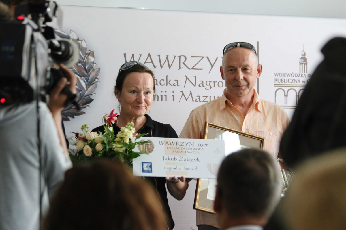 Na scenie laureaci nagrody Warmii i Mazur 2017 Jakub Żulczyk. 