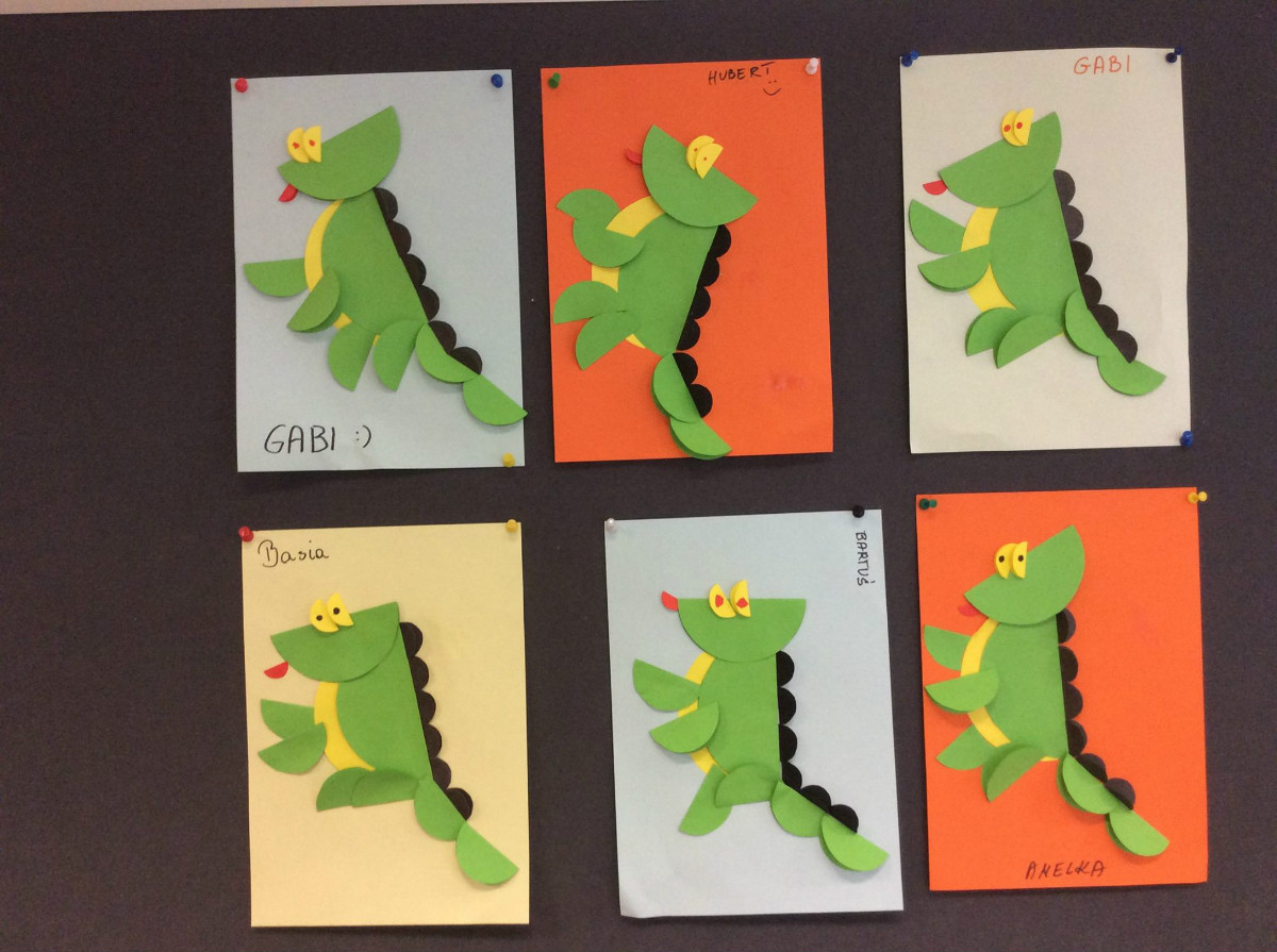 Na tablicy wisi 6 prac plastycznych, zielone krokodyle wykonane przez dzieci.