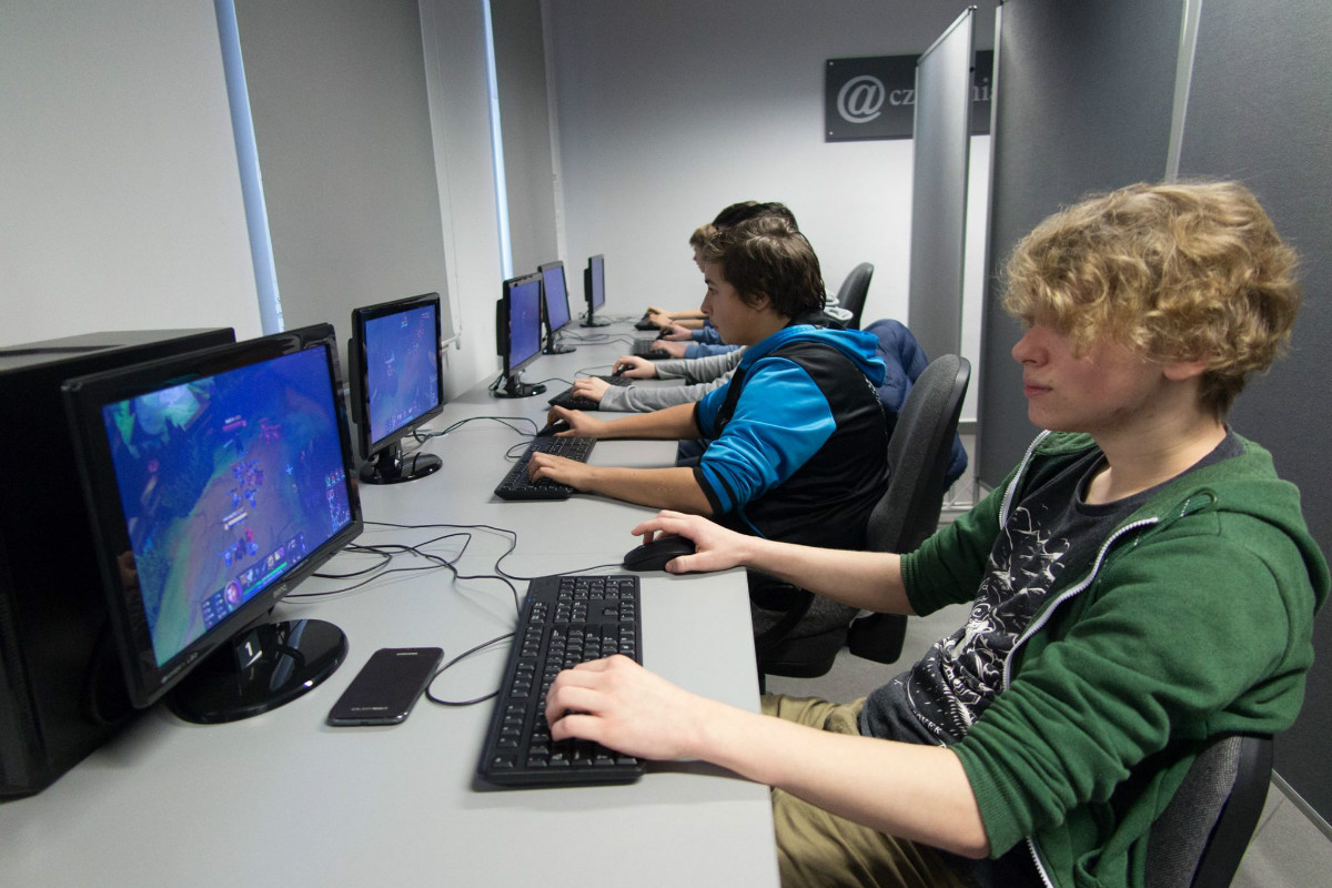 Uczestnicy gier komputerowych.