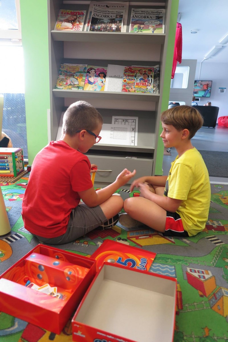 Na kolorowej wykładzinie dwóch chłopców gra w grę 5 sekund. 
